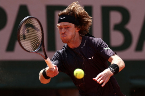 Без шансов: Рублев проиграл Синнеру и выбыл из турнира "Ролан Гаррос"