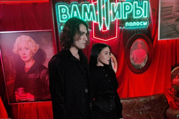 Экстрасенс Олег Шепс впервые появился на публике с новой возлюбленной на красной дорожке