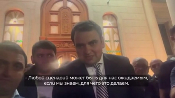 Сотни людей пришли к дому российского бизнесмена Самвела Карапетяна в Ереване